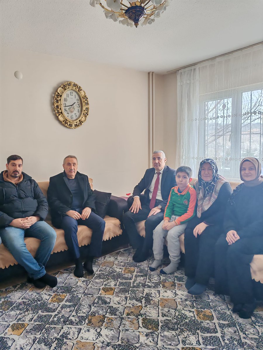 MalatyaMem's tweet photo. 🌙 MAARİFİN KALBİNDE RAMAZAN ✨
​"Gönül Köprüleri Kuruyor, Dualarda Buluşuyoruz..." 👵👴🤝
​"Maarifin Kalbinde Ramazan" serimizde bugün rotamızı Darende’ye çeviriyoruz. Cumhuriyet İlkokulu, Osman Hulusi Ateş İmam Hatip Ortaokulu ve Mehmet Akif Ersoy İlkokulu öğrencilerimiz; bu mübarek ayın ruhuna yakışır, eşsiz bir vefa örneği sergilediler.
​Sadece sınıf ve koridorlarını Ramazan’ın neşesiyle süslemekle kalmayan evlatlarımız; asıl bereketin dualarda, asıl süsün ise gülen bir yüzde olduğunu bilerek kıymetli büyüklerimizi ziyaret ettiler. Gönülleri ihya eden bu buluşmalarda, gençlerimizin heyecanı ile büyüklerimizin tecrübesi aynı gönül sofrasında birleşti. 🌸💖
​Hoş geldin Şehr-i Ramazan; Darende’mize, gönlümüze ve maarifimize sefa getirdin... 🌙🏠

@tcmeb @Yusuf__Tekin @SeddarYavuz @TCMalatyaV @behcet_bakir 

#MaarifinKalbindeRamazan