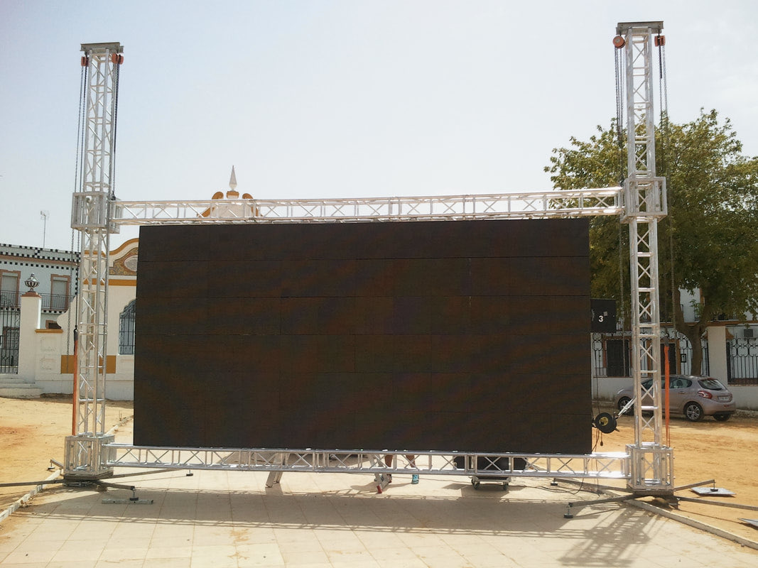 💥 Un vecino de Guarromán (Jaén) se harta de las medias de Javier Tebas contra la piratería e instala una pantalla gigante  para retransmitir todos los partidos de LA LIGA gratis en su barrio.