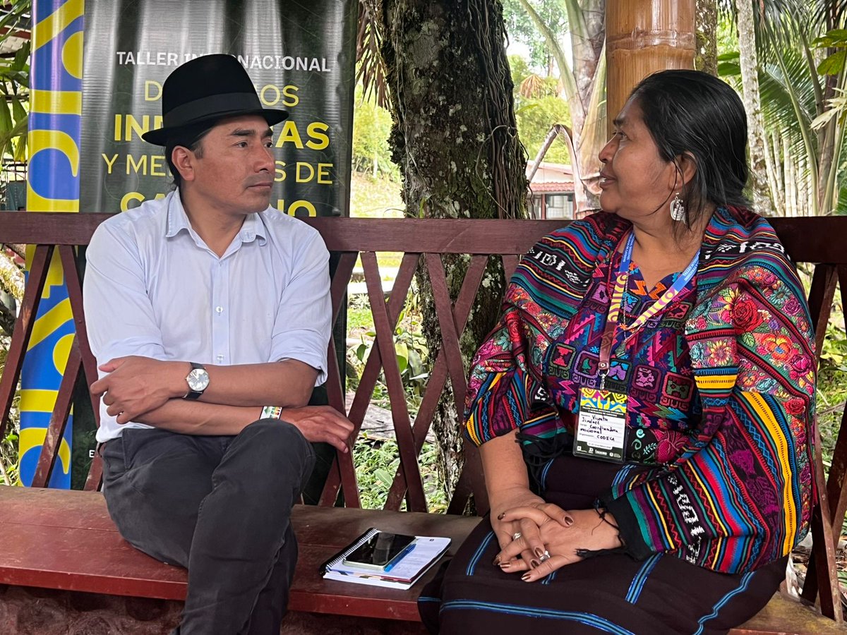 LeonidasIzaEc's tweet photo. Agradezco la invitación de la Nacionalidad Kichwa de Pastaza @pakkiru_org a participar como ponente en el Taller Internacional sobre Derechos Indígenas y Mercados de Carbono en la ciudad de Puyo, provincia de Pastaza. Tuvimos la oportunidad de compartir con hermanos y hermanas de los territorios Kichwa y de Abya Yala nuestras visiones sobre un tema que genera un debate que debe ser abordado por las organizaciones desde la base de nuestro principio de Autonomía y Libre Determinación. 

También pude intercambiar ideas con la hermana Vicenta Jerónimo de la histórica organización CODECA de Guatemala, un gusto poder hermanar nuestros lazos de unidad y de lucha por un horizonte común de liberación de nuestros pueblos frente a las amenazas y atropellos que el capitalismo impone en todos los territorios de América Latina.