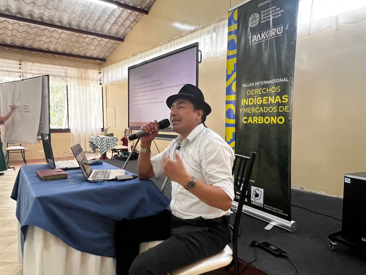 LeonidasIzaEc's tweet photo. Agradezco la invitación de la Nacionalidad Kichwa de Pastaza @pakkiru_org a participar como ponente en el Taller Internacional sobre Derechos Indígenas y Mercados de Carbono en la ciudad de Puyo, provincia de Pastaza. Tuvimos la oportunidad de compartir con hermanos y hermanas de los territorios Kichwa y de Abya Yala nuestras visiones sobre un tema que genera un debate que debe ser abordado por las organizaciones desde la base de nuestro principio de Autonomía y Libre Determinación. 

También pude intercambiar ideas con la hermana Vicenta Jerónimo de la histórica organización CODECA de Guatemala, un gusto poder hermanar nuestros lazos de unidad y de lucha por un horizonte común de liberación de nuestros pueblos frente a las amenazas y atropellos que el capitalismo impone en todos los territorios de América Latina.