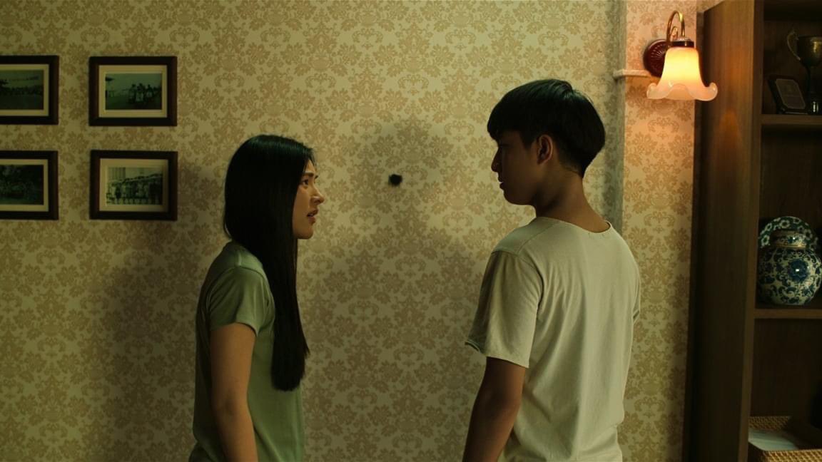 #ปริศนารูหลอน — รูลึกลับซ่อนความลับสุดดาร์ก หนังไทยหักมุมซ้อนหักมุม! เมื่อสองพี่น้องเจอรูประหลาดในบ้านตายาย แต่พอยิ่งขุดยิ่งเจอปมครอบครัวที่ดำมืด หนังสับขาหลอกเก่งมาก โยนเบาะแสมาให้ไขว้เขวตลอด พลิกไปพลิกมา บรรยากาศอึดอัดชวนหวาดระแวง ทำถึงและลุ้นตลอดเรื่อง #movietwit