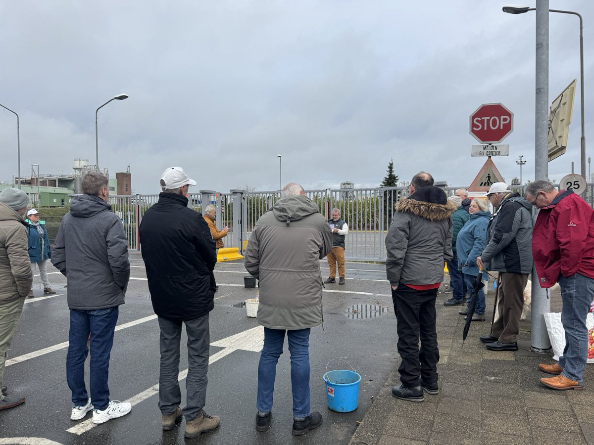 Vandaag weer wezen demonstreren voor de poort van Chemours. En natuurlijk we wezen flyer voor het campagne plan. Ik vind dat je de gehele jaren buiten moet gaan om mensen in gesprek te gaan en dit is ook wat <a href="/SPdordrecht/">@SPdordrecht</a> doet.  Stem slim stemlijst 11 stem SP Dordrecht.