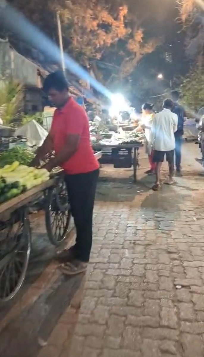 amolp1712's tweet photo. @mybmc ना.म.जोशी मार्ग पो ठाणे बिट क्र.३ (रविराज) नेहरूनगर परिसरात अनधिकृत पद्धतीने फेरीवाले वि��्तापित होत आहेत @MumbaiPolice व @mybmcWardGS आपण नागरिकांना होणाऱ्या त्रासाचा बंदोबस्त तात्काळ करावा ही विनंती @GavankarDattu @abpmajhatv @NmjoshimargPS @LoksattaLive @RahulJa30901041 https://t.co/0M4DOiqXka