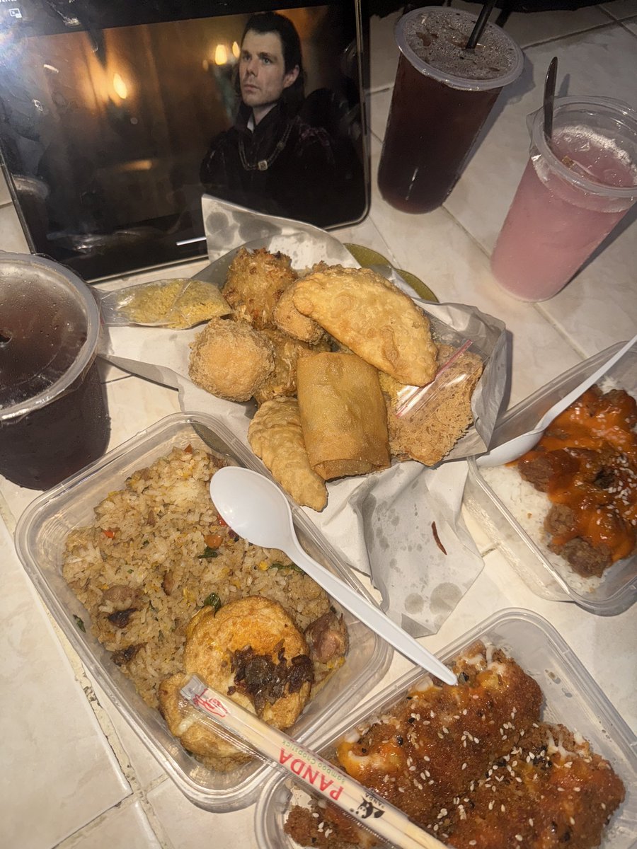 maugantengplis's tweet photo. buka puasa nontonin naga 🐉 https://t.co/vhN6yKcoRa