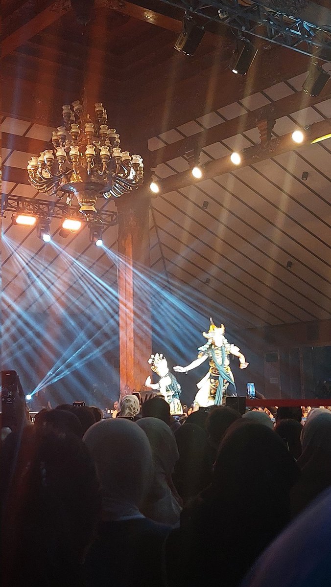 Tolonglah, besok lagi kalo nonton ada yg digandeng gitu... thq first timer topeng panji di malang