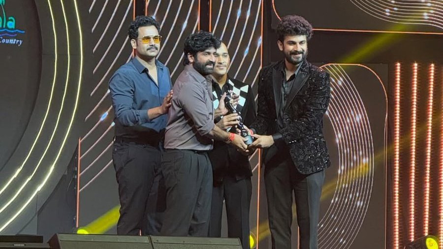 telugufab's tweet image. #Filmfare ఉత్తమ కొరియోగ్రఫీ అవార్డు:
#GunturKaaram లోని #KurchiMadathapetti పాటకు శేఖర్ మాస్టర్ అవార్డు అందుకున్నారు