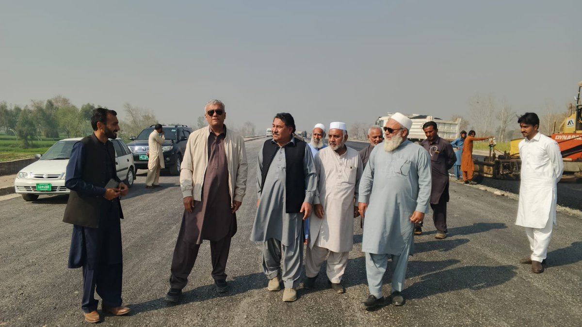 مسنگ لنک رنگ روڈ منصوبے کے پیکیج ون پر اسفالٹک سرگرمیوں کا باقاعدہ آغاز کر دیا گیا ہے، جہاں پرائم کوٹ کا کام تیزی سے جاری ہے۔ اس اہم مرحلے کا آغاز منصوبے کی تکمیل کی جانب ایک اہم پیش رفت ہے۔