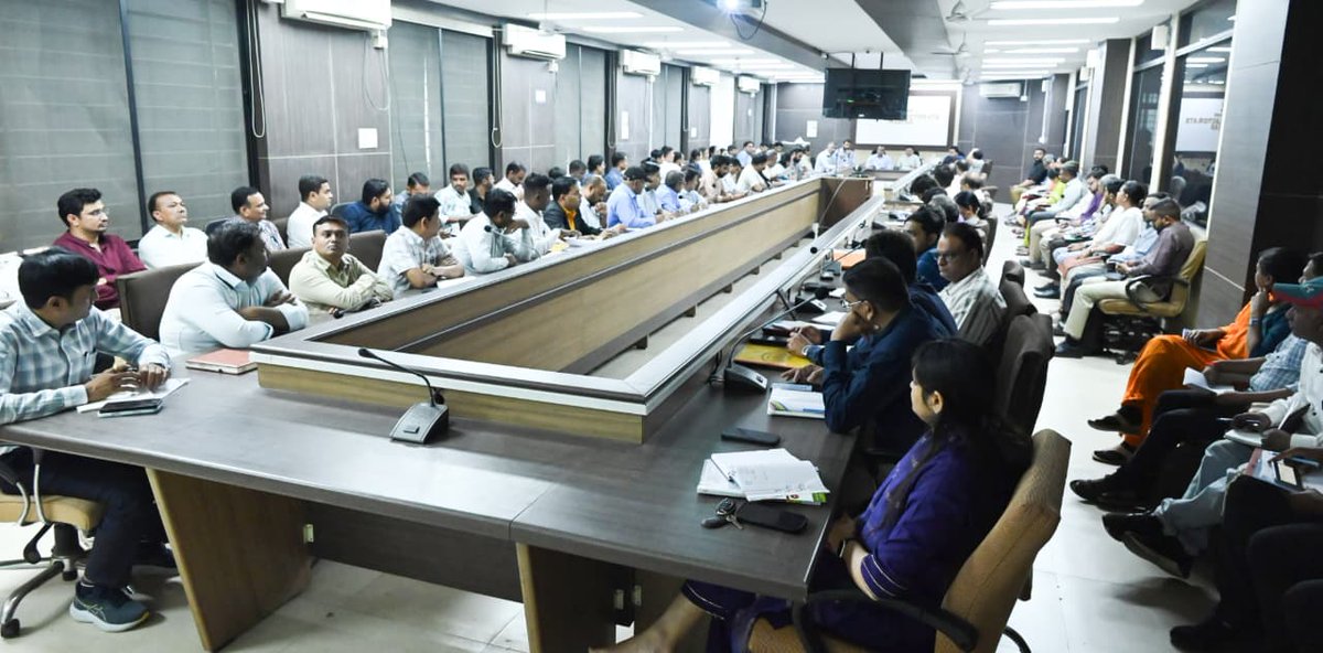 આજ રોજ જિલ્લા સંકલન સમિતિની તેમ જ કાયદો અને વ્યવસ્થા અંગેની બેઠક યોજાઈ. જેમાં ડાકોરના ફાગણોત્સવમાં પદયાત્રી માટે જરૂરી તમામ સુવિધાઓની વિગતવાર સમીક્ષા કરવામાં આવી. વધુમાં આગામી બોર્ડ પરીક્ષાના સુચારૂ આયોજન તેમજ નવરચિત ફાગવેલ તાલુકાના વિકાસ માટે પણ માર્ગદર્શક સૂચનાઓ આપવામાં આવી.