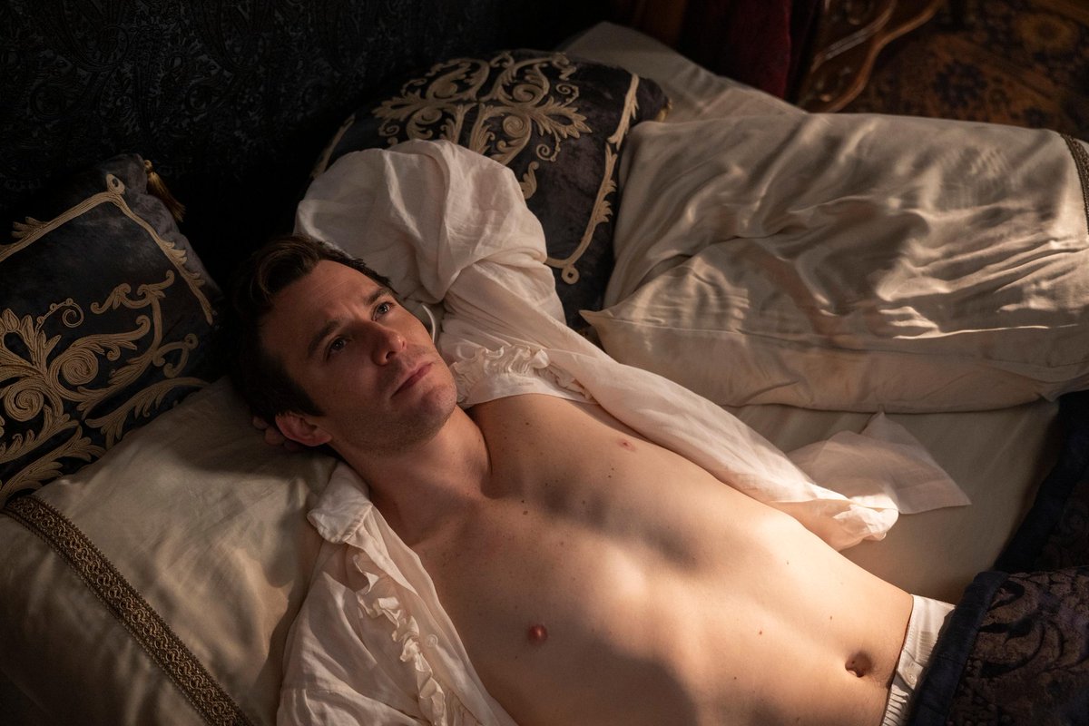 JessiRivas17's tweet photo. Por favor, miren lo que es esa cara, ese cuerpo, esa mirada melancólica. Nadie va a convencerme de que este hombre es feo. 

Benedict Bridgerton el tremendo hombre que sos. https://t.co/GEdfgFUKIU