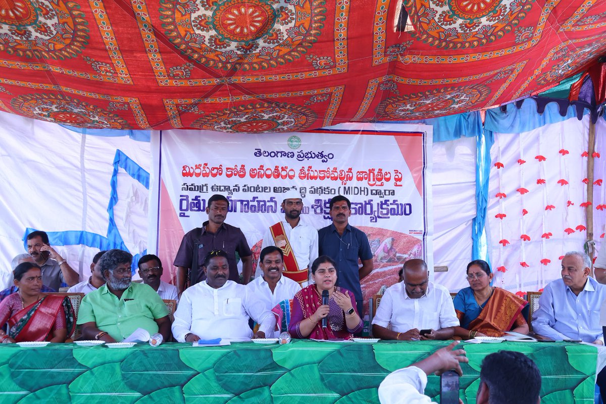 Collector_WGL's tweet photo. నల్లబెల్లి మండలం కొండాయిలపల్లిలో 
ఉద్యానవన శాఖ ఆధ్వర్యంలో మిర్చి రైతులకు  ఏర్పాటు చేసిన అవగాహన సదస్సులో గౌరవ నర్సంపేట ఎమ్మెల్యే గారితో కలసి పాల్గొనుట. @iamkondasurekha @INC_Ponguleti @TelanganaCMO @TelanganaCS https://t.co/mK8lvs1co5