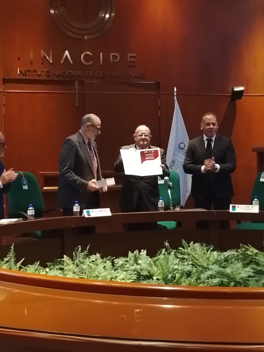 Ayer, de izquierda a derecha: Nader Kuri ( <a href="/JorgeNaderK/">Jorge Nader Kuri</a> ), Director General del <a href="/INACIPE/">INACIPE</a> , Gómez Colomer ( <a href="/jlgcolomer/">Juan L.Gómez Colomer</a> ) Miembro de la Academia Española de Ciencias Penales y Ontiveros Alonso ( <a href="/OntiverosAlonso/">Miguel Ontiveros Alonso</a> ) Presidente de esta sociedad científica: