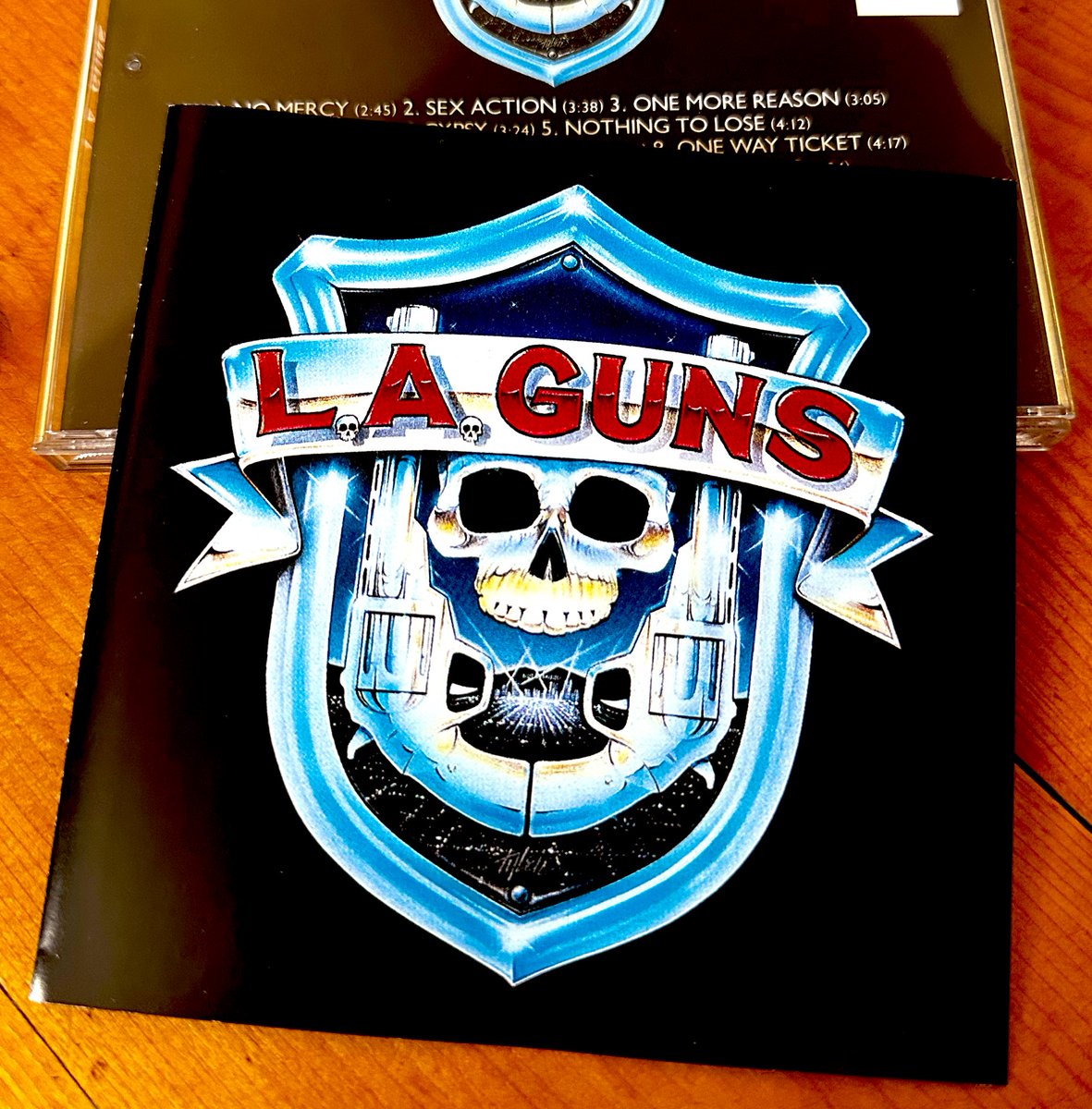RobbCar13's tweet photo. You give me one more reason 
#OneMoreReason to die ...

#NowPlaying 

L.A. GUNS 

🥃 🚬 https://t.co/G5p5oyWkzf