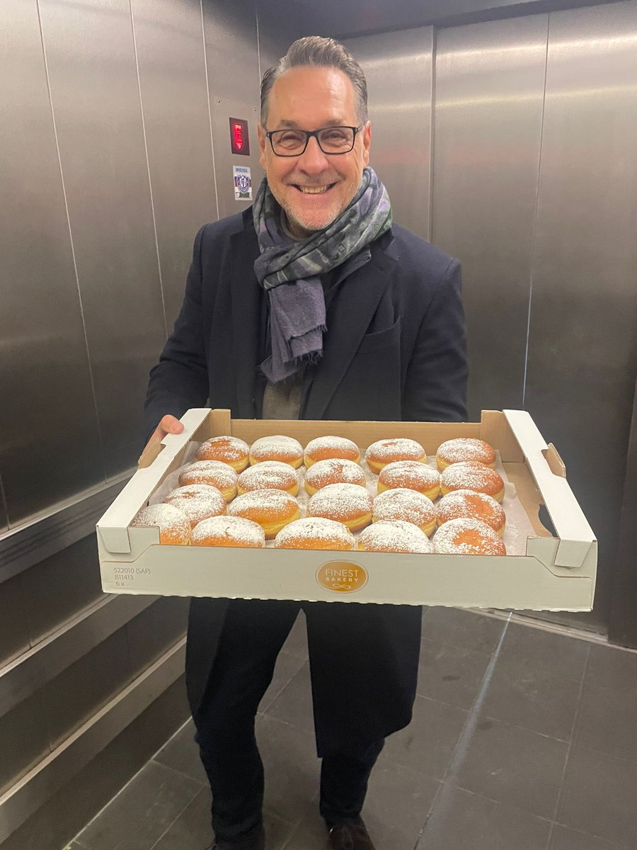 HCStrache1's tweet image. Krapfen sind kleine Glücksmomente mit Marmeladenkern.