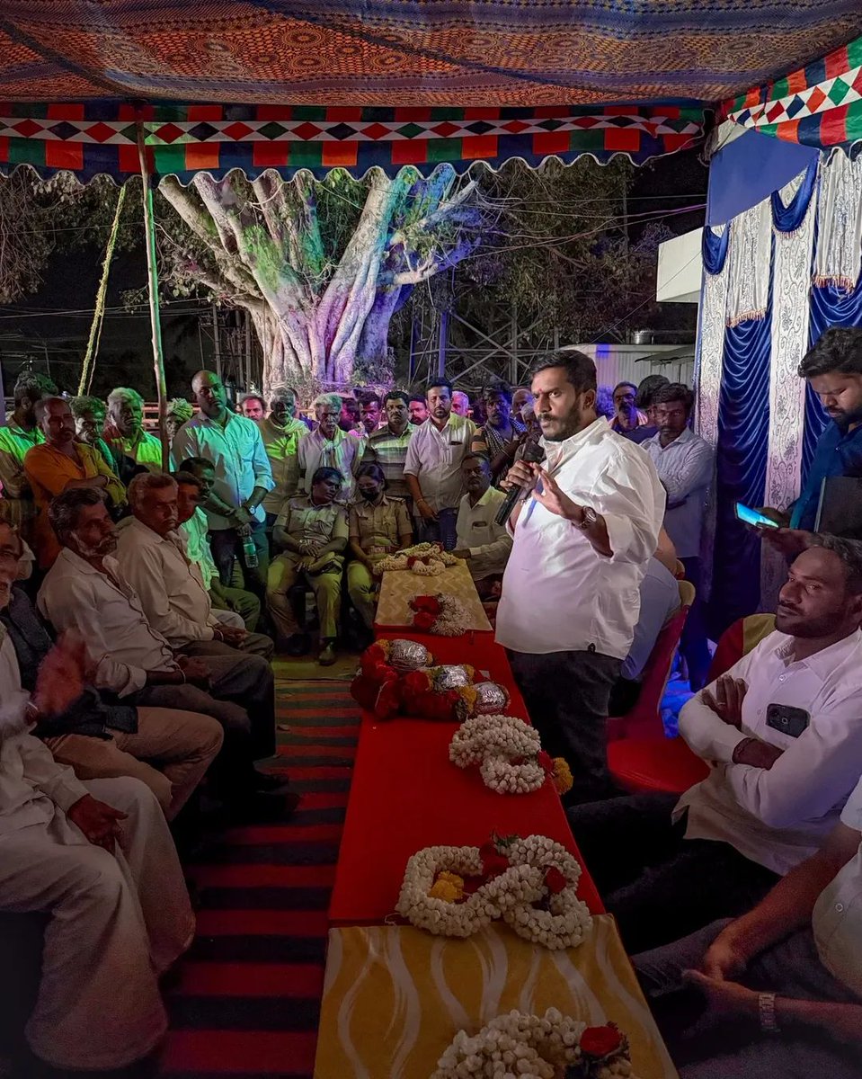 gdharishgowda's tweet photo. ಹುಣಸೂರು ತಾಲೂಕಿನ ಬನ್ನಿಕುಪ್ಪೆ ಗ್ರಾಮದಲ್ಲಿ ಮುಂಬರುವ ಶ್ರೀ ಬನ್ನಮ್ಮ ಮತ್ತು ಶ್ರೀ ವೀರಭದ್ರಸ್ವಾಮಿ ಜಾತ್ರಾ ಮಹೋತ್ಸವದ ಪೂರ್ವಭಾವಿ ಸಭೆಯಲ್ಲಿ ಭಾಗವಹಿಸಿದ ಕ್ಷಣಗಳು.
ಇದೇ ಸಂದರ್ಭದಲ್ಲಿ ಗ್ರಾಮದ ನಾಟಕ ಮಂಡಳಿಯವರು " ಸಂಪೂರ್ಣ ರಾಮಾಯಣ" ನಾಟಕವನ್ನು ಆಯೋಜಿಸಿದ್ದರು.
#gdharishgowda #jds #mysore #hunsur #forpeople https://t.co/GS0DkUprZ6