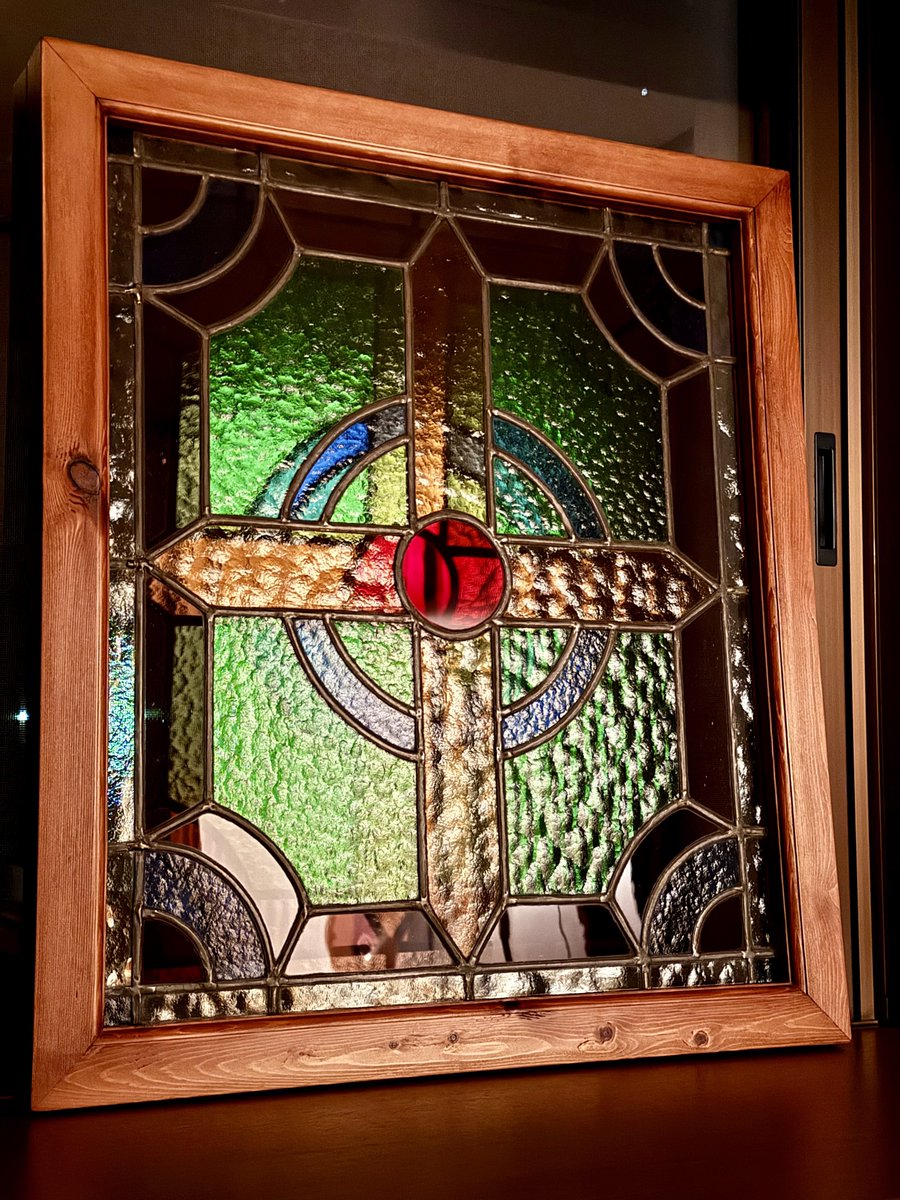 未開の地、グンマー帝国で見つけたステンドグラスパネル。およそ100年