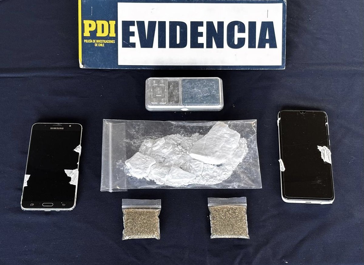 🔴 3 inmuebles allanados y se incautaron más de 100 dosis de sustancias ilícitas: <a href="/PDI_Araucania/">PDI_Araucania</a> detuvo a una mujer por microtráfico de drogas en #Lautaro.

👉🏼 Más información aquí...
facebook.com/10006356767152…
<a href="/PDI_CHILE/">PDI Chile</a>