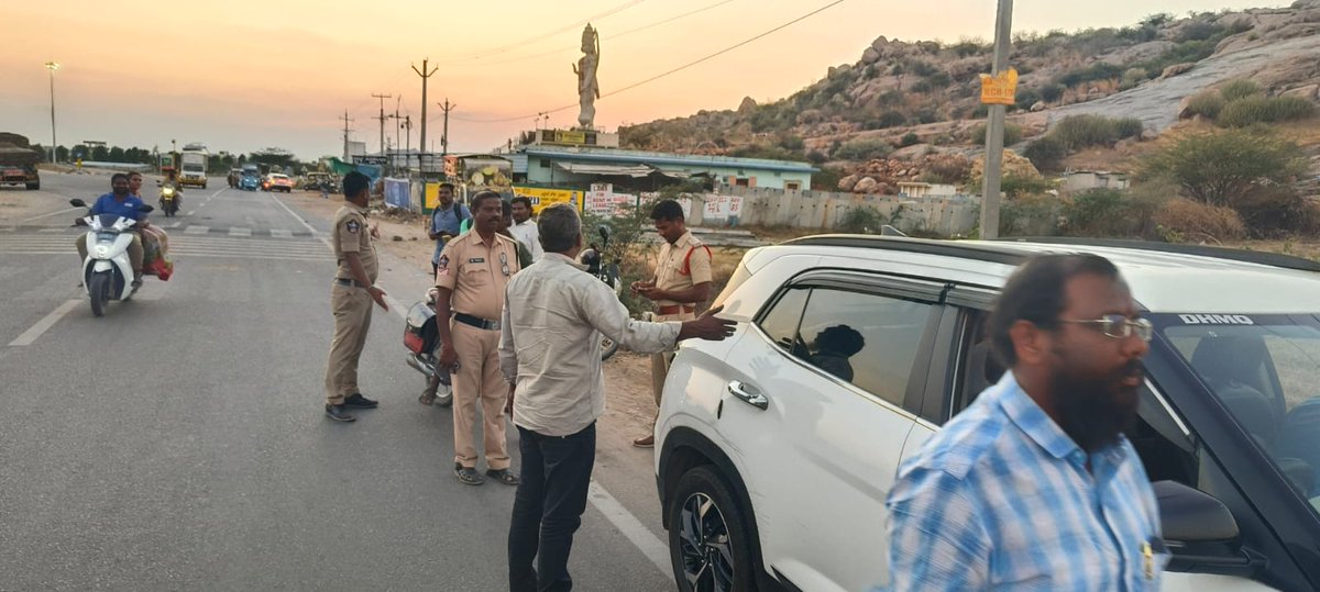 ప్రతి శనివారం రోడ్డు భద్రత పై ప్రజలకు అవగాహన కార్యక్రమాలు నిర్వహించాలని పోలీసు అధికారులకు కర్నూలు రేంజ్ డిఐజి డాక్టర్ శ్రీ కోయ ప్రవీణ్ గారు, కర్నూలు ఎస్పీ  శ్రీ విక్రాంత్ పాటిల్ గారులు ఆదేశాలు జారీ చేశారు.

#APPOLICE100
#AndhraPradeshPolice
#PoliceKurnool
#APPolice
#appolice