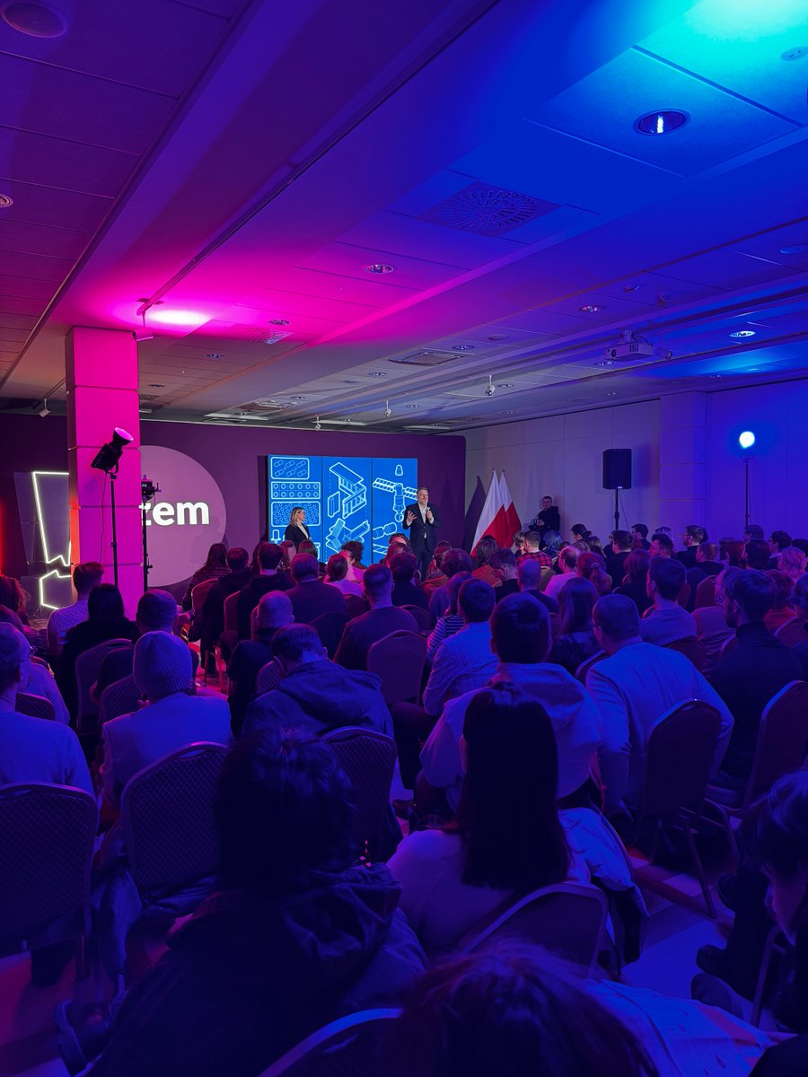 .⁦<a href="/ZandbergRAZEM/">Adrian Zandberg</a>⁩ ⁦<a href="/owca_aleksandra/">Aleksandra Owca</a> ⁦<a href="/partiarazem/">Razem</a>⁩ w Rzeszowie.

Rozmawiamy o tym jak zbudować prężną i solidarną gospodarkę zamiast taniego państwa Tuska i Kaczyńskiego.