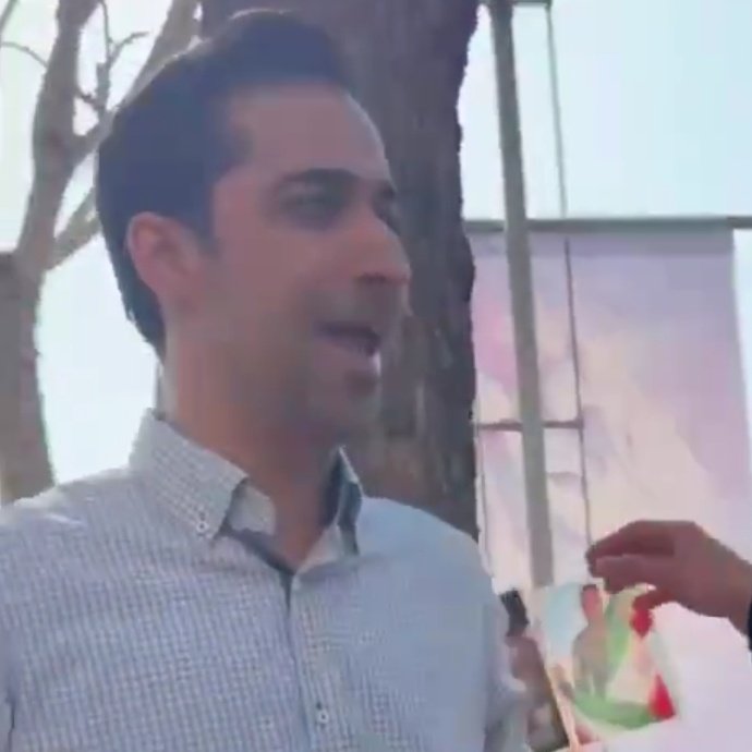 Mojtabapacino's tweet image. این بسیجی حرومزاده، به دانشجوی معترض میگه برو کهریزک دنبال رفیقات بگرد...