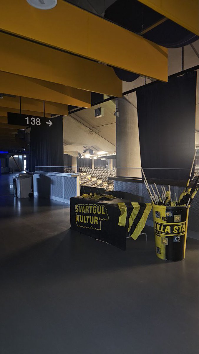 Lilla Stå &amp; Svartgul Kultur är redo för fotbollssäsongen 2026!

Flagghinken för Lilla Stå är mer välfylld än någonsin och innehåller flaggor och tvåpinns i flera olika storlekar – så att både yngre och äldre supportrar kan låna en flagga och bidra till stämningen.