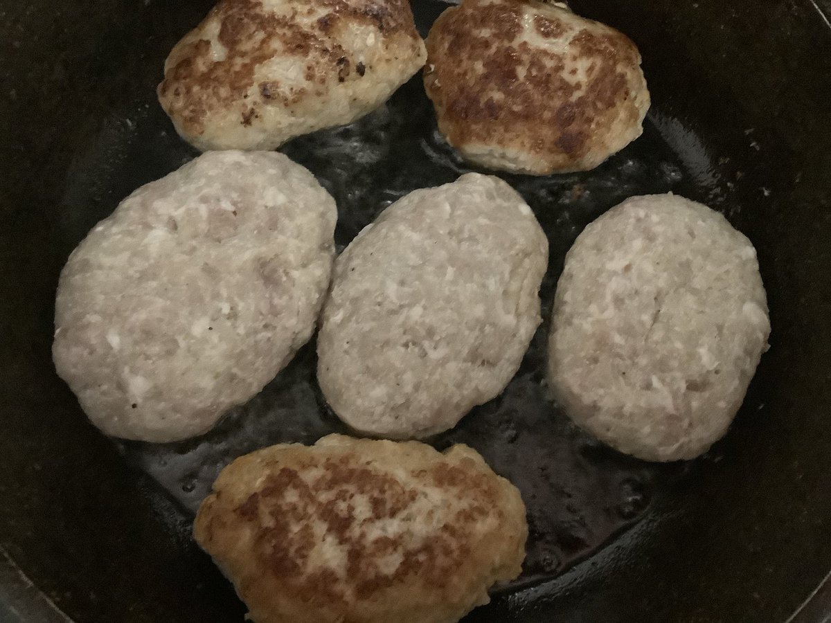 Котлеты жарятся💪