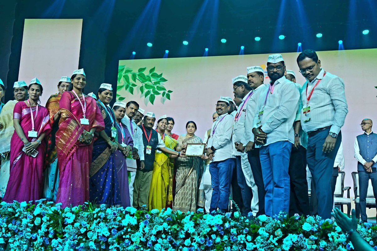 नगर परिषद व नगर पंचायत गट -५० हजार ते १ लक्ष लोकसंख्या गट ४० हजार ते १ लक्ष लोकसंख्या गटामध्ये #बारामती नगरपरिषदेला माझी वसुंधरा अभियान ४.० आणि ५.० मधील प्रथम क्रमांकाचा पुरस्कार प्रदान..