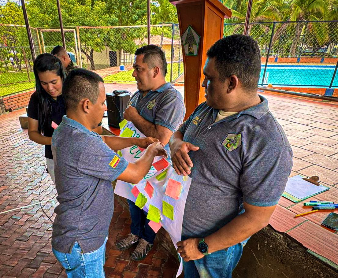 ejercito_COPER's tweet photo. 📍En Cúcuta, #NorteDeSantander, el equipo de CEFAM de la #BR30 y Psicología Militar desarrolló una capacitación en habilidades blandas dirigida a los PPR en proceso de adaptación a la vida civil.

Durante la jornada se fortalecieron competencias como comunicación asertiva, manejo de emociones, trabajo en equipo y proyecto de vida, brindando herramientas para una transición positiva y responsable.

#PatriaHonorLealtad