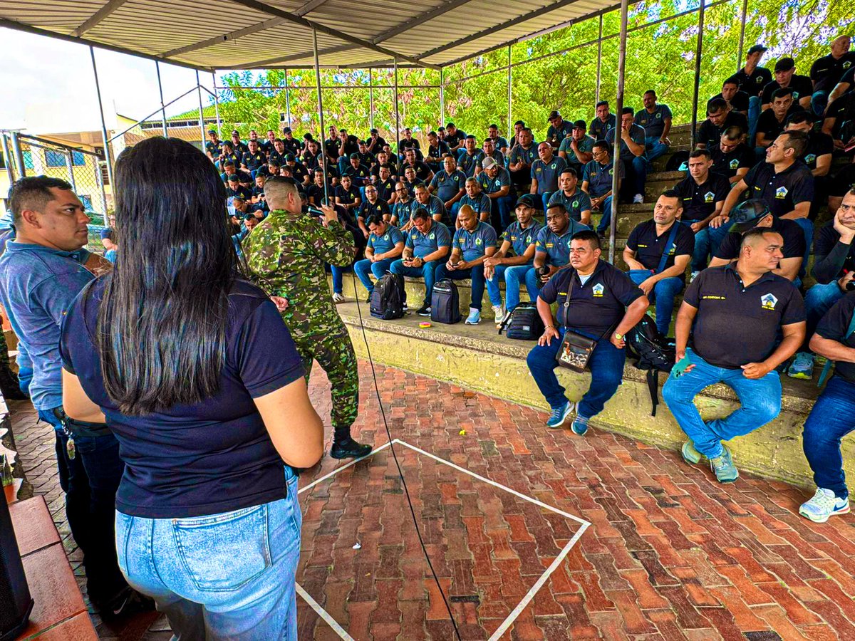 ejercito_COPER's tweet photo. 📍En Cúcuta, #NorteDeSantander, el equipo de CEFAM de la #BR30 y Psicología Militar desarrolló una capacitación en habilidades blandas dirigida a los PPR en proceso de adaptación a la vida civil.

Durante la jornada se fortalecieron competencias como comunicación asertiva, manejo de emociones, trabajo en equipo y proyecto de vida, brindando herramientas para una transición positiva y responsable.

#PatriaHonorLealtad
