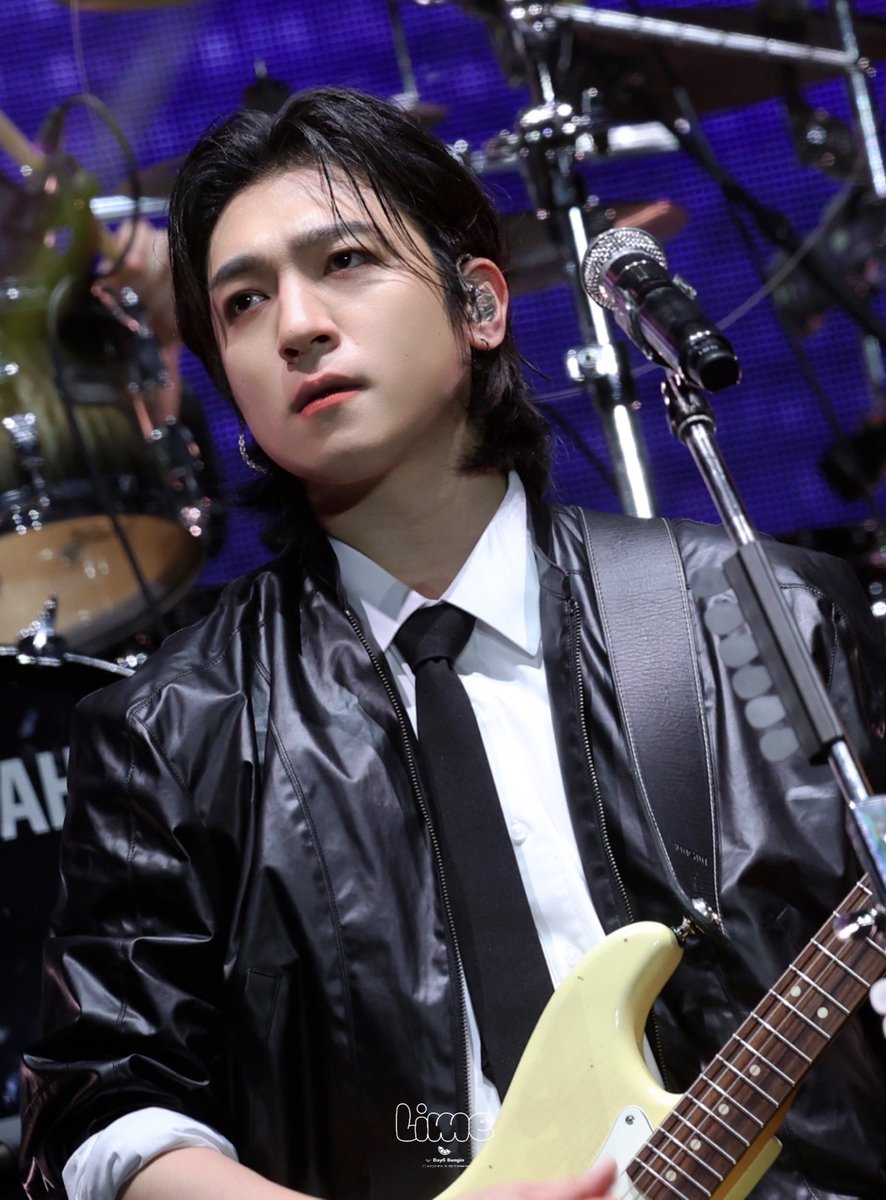 그리곤 상황을 살피며 크게 외쳐, '옵니다!' 하고

오는구나. 

늑대와, 여우와. 이 검은 호랑이들을 물어 뜯어 놓을 사냥개들이.

분명히 말했다, 말해주지 않아도 찾을 수 있지만 말해주면 목숨은 살려줄라캤다

근데 우짜노,
기회 다 가뿠다. 

니는 오늘 내한테 죽는다.