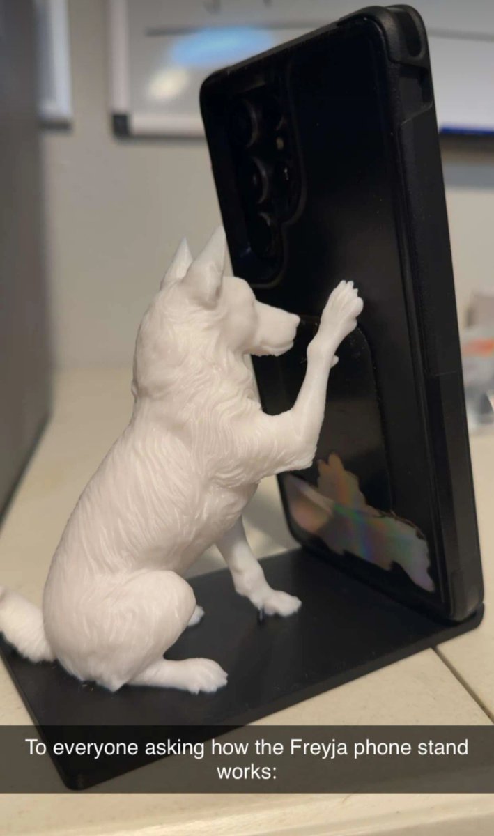 Printed a phone stand that looks just like our dog Freyja. #3dprint #art #commissionsopen