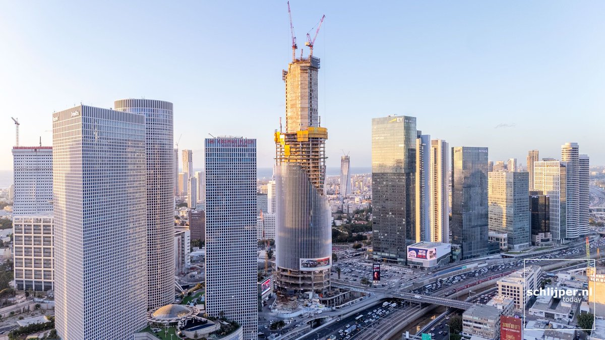 schlijperisrael's tweet image. Azrieli Spiral Tower, Tel Aviv, under construction. When finished, the tower will be 350m tall. 
#SchlijperAir #highriseTLV #constructionTLV