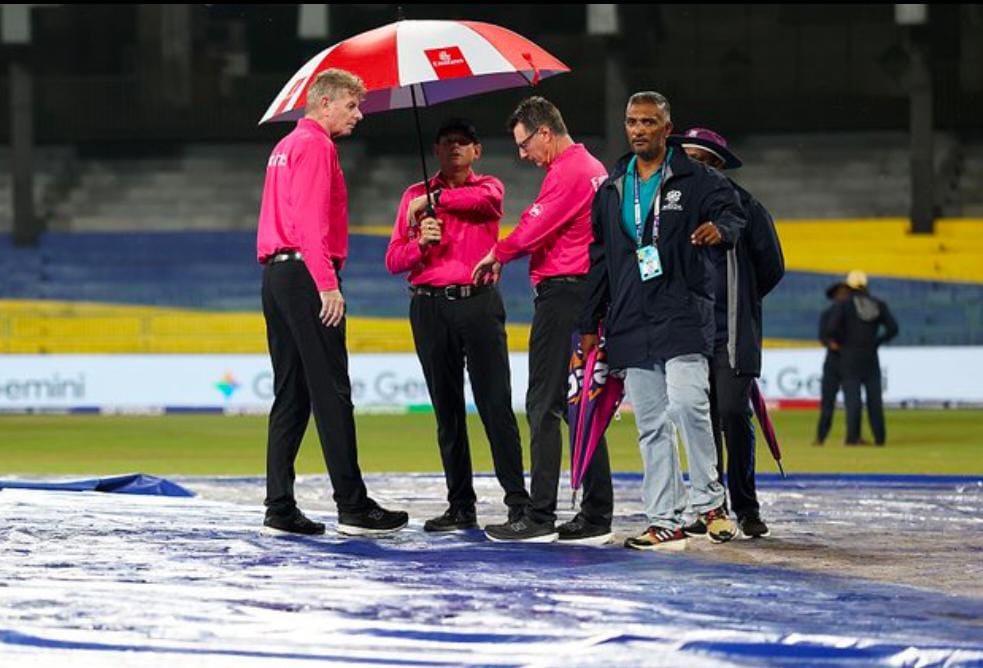 लगता है Pakistan की किस्मत भी पाकिस्तान के जैसी ही निकलेगी।🤣

Pakistan ने पहले ग्रुप स्टेज में रन रेट पर बिल्कुल भी ध्यान नहीं दिया और अब Super 8 में आज New Zealand के खिलाफ बारिश ने खेल बिगाड़ दिया।

मैच रद्द हो गया दोनों टीमों को 1-1 अंकों से संतोष करना पड़ा, लेकिन पाकिस्तान