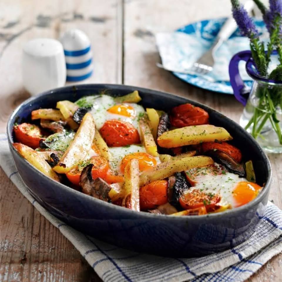 Egg, tomato and mushroom chip bake. Egg and chips gets an upgrade with juicy plum tomatoes and Portobello mushrooms 😋