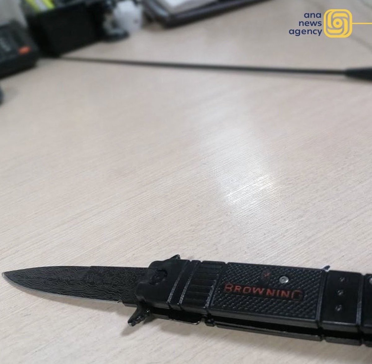 اینو میبینید صاحبش یکی دو سال دیگه عضو هیئت مدیره ی فلان هلدینگ فولاد یا نفت و پتروشیمی میشه یا تو ستاد خبری و اطلاع رسانی دولت حقوق نجومی میگیره من و شما هم هنوز تو توییتر داریم بی جیره مواجب برای انقلاب کار میکنیم فحش میخوریم