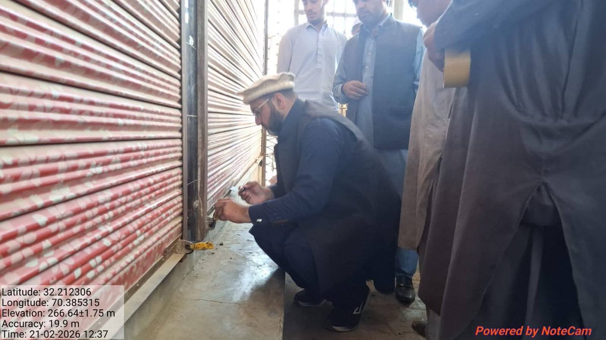 DCTankKP's tweet photo. ایڈیشنل اسسٹنٹ کمشنر ٹانک کا کمپلینٹ ڈیسک کا دورہ
محکمہ خوراک، لائیو سٹاک اور ٹی ایم اے اسٹاف کی حاضری چیک، عوامی شکایات کا جائزہ اور فوری کارروائی۔ سرکاری نرخ سے زائد وصولی پر رقم واپس دلوائی گئی 3 دکانیں سیل، مالکان گرفتار، جبکہ دیگر خلاف ورزی کرنے والوں کوجرمانے عائد کیے گئے https://t.co/gSI6XP1xy1