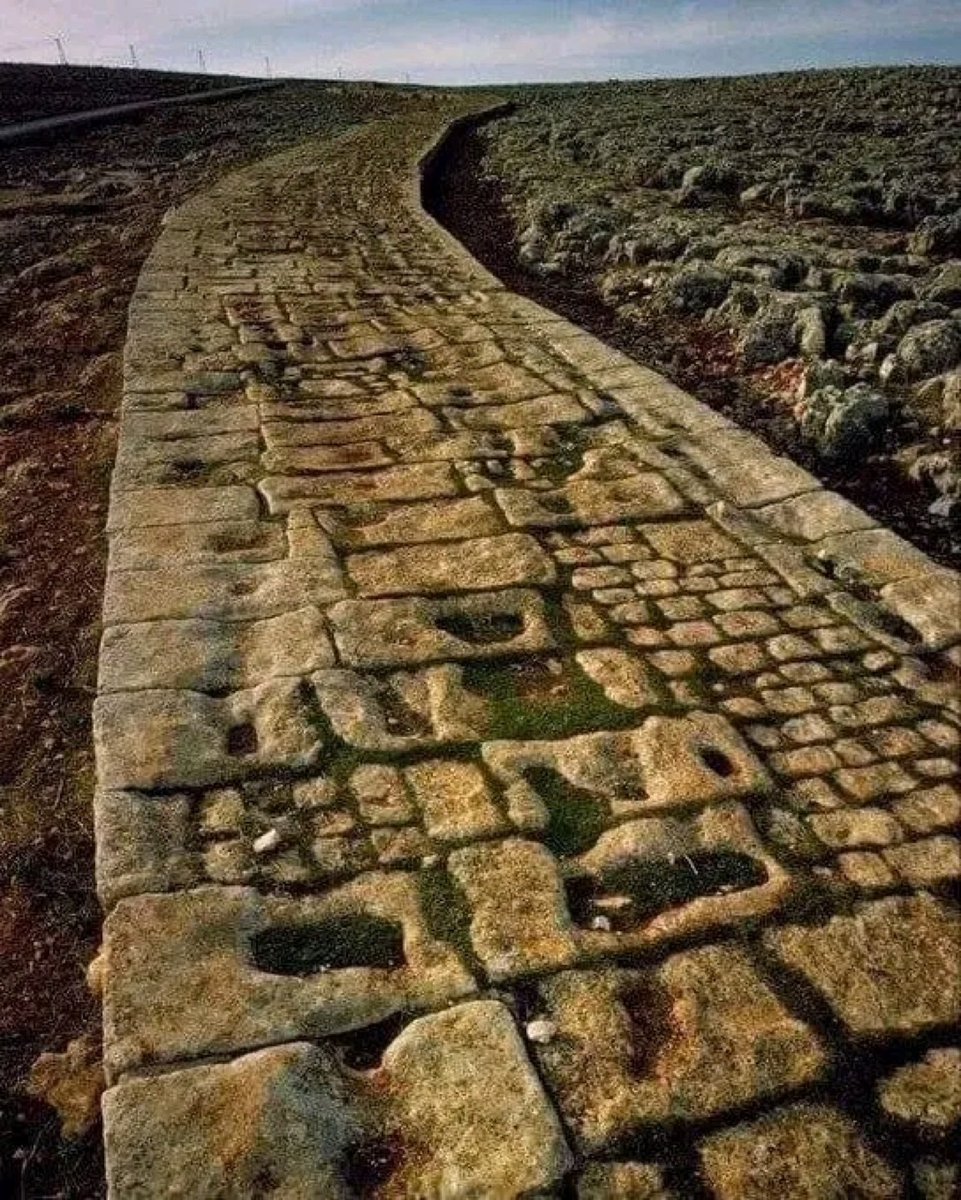 Antakya ile Halep'i birbirine bağlayan eski bir Roma yolu.
Bu yol Yaklaşık 2000 yıl önce, 
MÖ 1. yüzyılda inşa edildi ve hala taş gibi :)