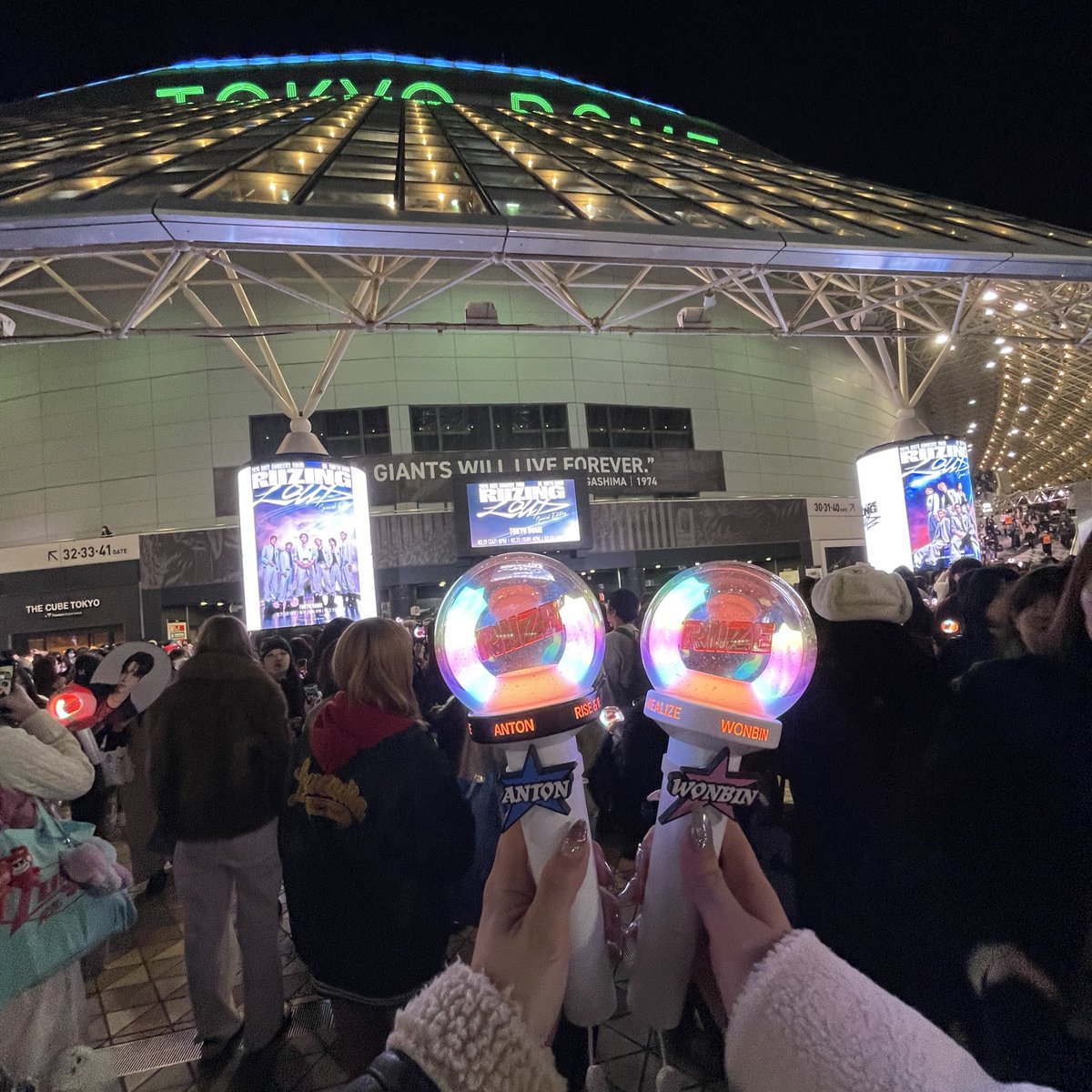 ZyXx1g's tweet photo. RIIZE  TOKYO DOME 

~~~DAY1~~~🎸🦕🧡 https://t.co/2V4tHVe5ZW