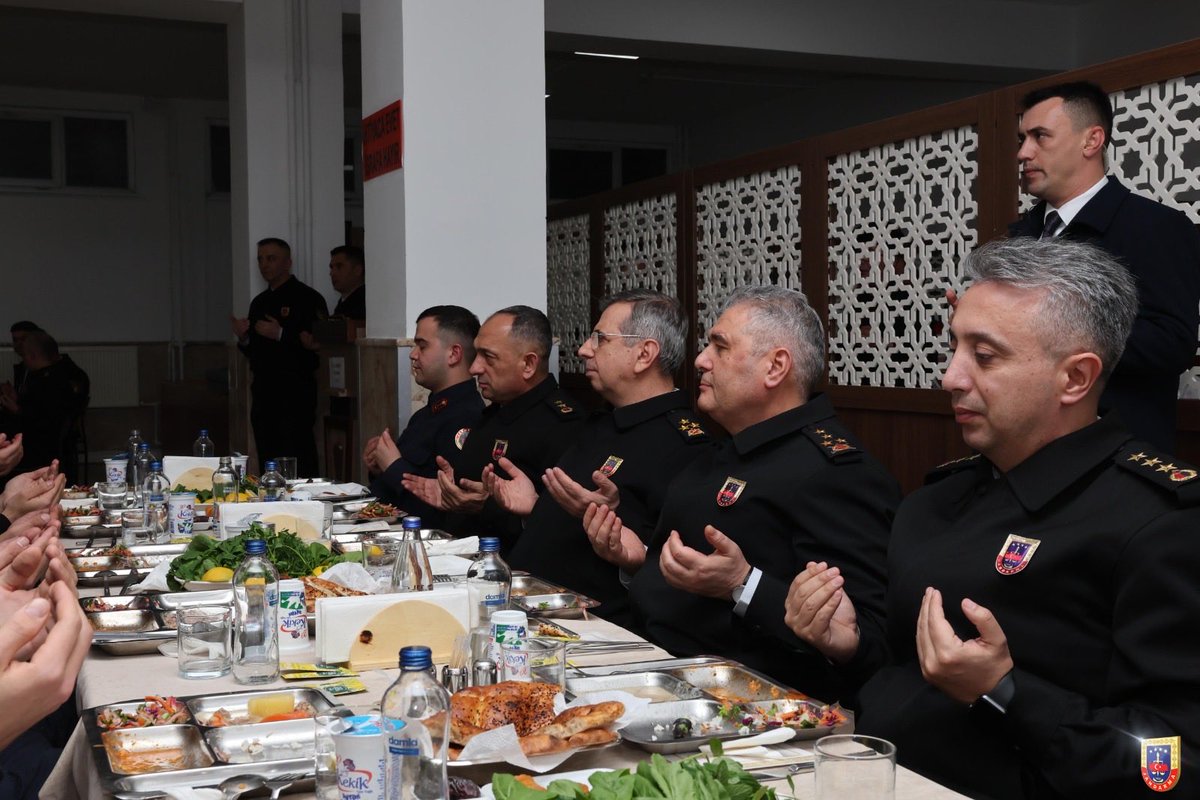Jandarma Genel Komutanımız Orgeneral Sayın Ali ÇARDAKCI, Ramazan ayı münasebetiyle karargahta görevli Mehmetçiklerimizle bir araya gelerek iftar yaptı.

📍Ankara
🗓️20 Şubat 2026