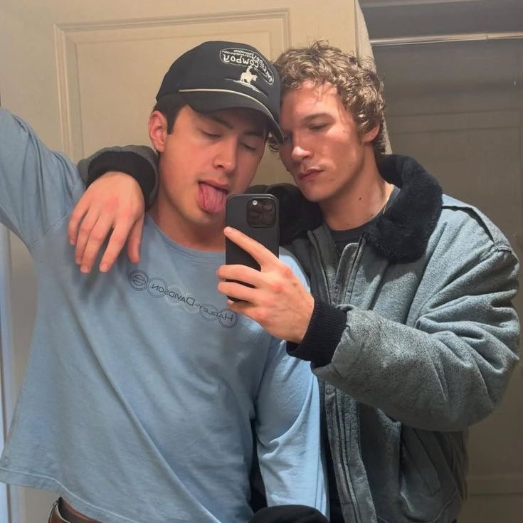 Iangdonsmel's tweet photo. #hollanov SMAU:

ilya rozanov has a fan account for his favourite hockey player, shane hollander of the ottawa centaurs. he’s an avid thirst tweeter, and his mutuals love his jokes about his and shane’s relationship…except he’s not kidding. https://t.co/k9ejf35but