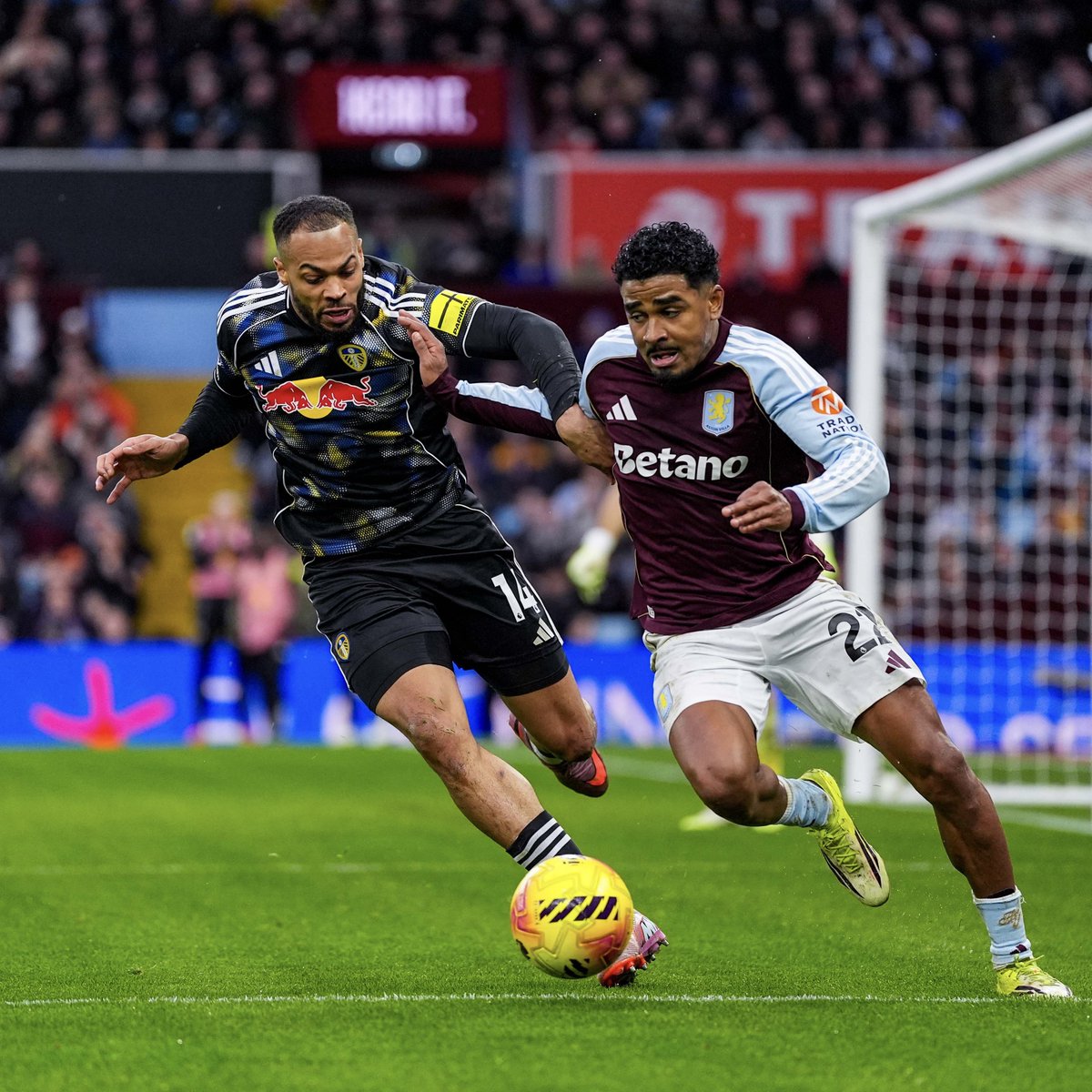 LUFC's tweet photo. ⏱️ Into the final 10 minutes, Nmecha and DCL both forcing Martinez into two last ditch saves. End to end at Villa Park. 0-1 https://t.co/2K6Po3qVvS