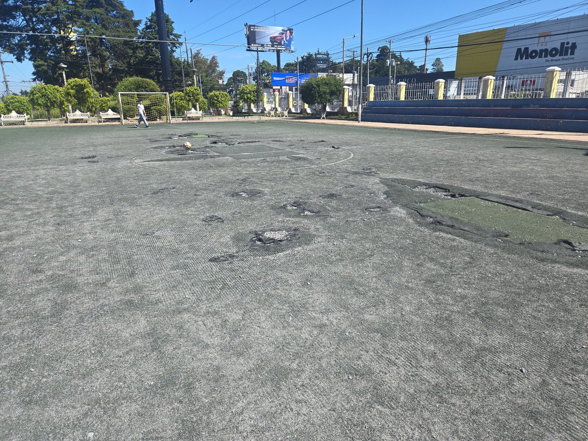 ongeekgt's tweet photo. Ya que usted @sebastiansiero si nos escucha, podria reparar esta cancha de Don Justo. Los niños que entrenan los sabados por la mañana se lo agradeceran. https://t.co/kWlVgnfcqf