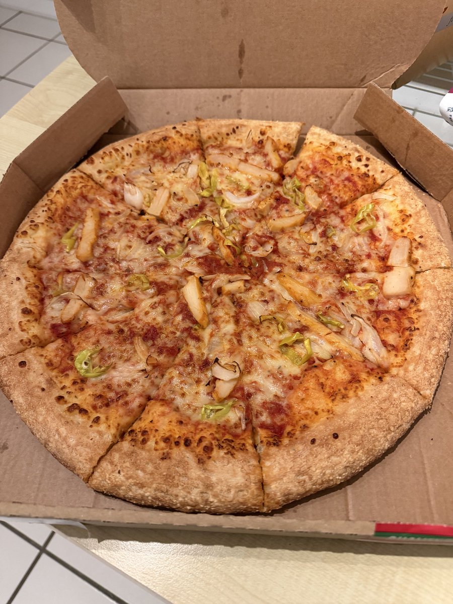 hapa_dude's tweet photo. @PapaJohnsUK Thank you Papa Johns for giving me a BBQ Chicken Pizza with no BBQ sauce on top 😃 https://t.co/KqusaPfKza