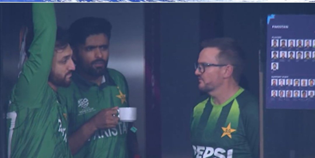 bv_billore's tweet image. जिसके नसीब करे जोर 
उनके कोदा निदे चोर 🙂
#PAKvsNZ