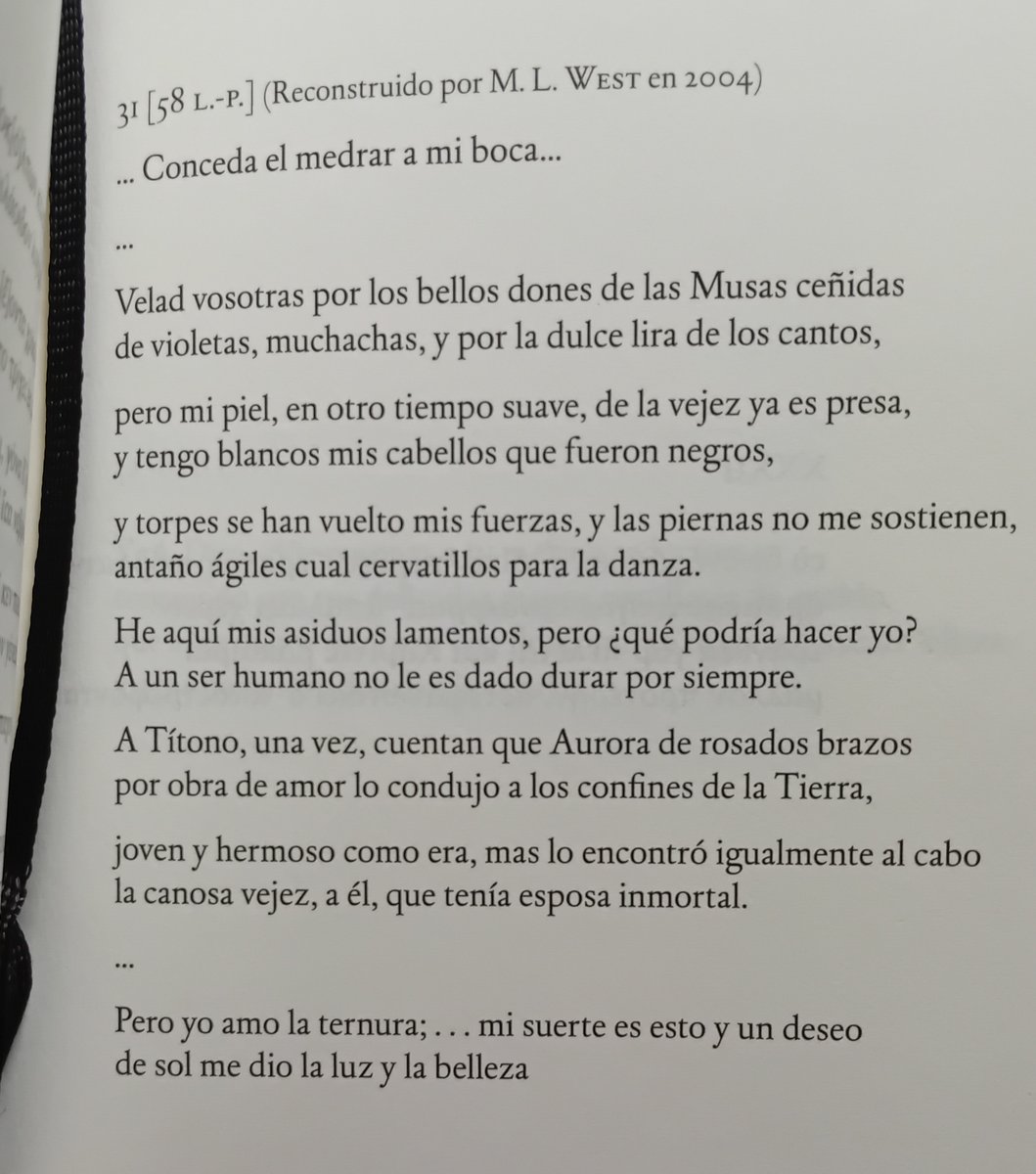 Juanmanuelmaci's tweet photo. En 2004 se descubrió en un ajuar funerario en Egipto un rollo de poemas de Safo, datado en el s. III a. C. Lo importante es que, entre ese material bastante corrupto, de pronto Safo nos estaba regalando un poema 'inédito', nada más comenzar el s. XXI, que se relacionó con el antiguo fragmento 58, del cual apenas quedaban versos legibles. Por aquel entonces yo estaba trabajando en mi traducción de las Poesías de Safo para la extinta DVD Ediciones de Sergio Gaspar (que vio la luz en 2007). Así que aproveché para incluir mi propia versión del poema, sobre la reconstrucción que hizo M. L. West para las revista ZPE. Fue la primera vez que aparecía una traducción de ese fragmento en libro. En la reedición de La Oficina (2017) hice una pequeña modificación en el final del poema, de acuerdo a una interpretación que me convencía más. Es la versión de la foto.

En cuanto al poema en sí, qué decir: una maravilla, con un cierto punto iconoclasta respecto a la poesía sáfica que ya conocíamos. No habla la Safo enamorada, agitada en las intensas cuitas de Eros y Afrodita. Es alguien acaso más maduro que despide a la juventud y presagia el final de la vida. Pero, sí, aun con la reconstrucción moderna, seguimos intuyendo el tono irrepetible de su voz. 

No es la Safo de las noches, de la luna y las Pléyades, de los íntimos lechos. Es una Safo que canta al sol y a la luz, si bien no es incompatible con su versión (entendemos) más joven. Aparece, asombrosamente, Aurora de rosados brazos, que anuncia un nuevo día a la par que lo arrebata. Y el 'exemplum' de su amante Títono no es nada casual, pues éste tampoco pudo escapar a la vejez.

Safo se percibe mortal ("yo no aspiro a tocar la inmensidad del cielo", dijo en otro fragmento). Pero su gran legado es el haber participado de esa luz y esa belleza durante los días y noches que se sucedieron en su vida.