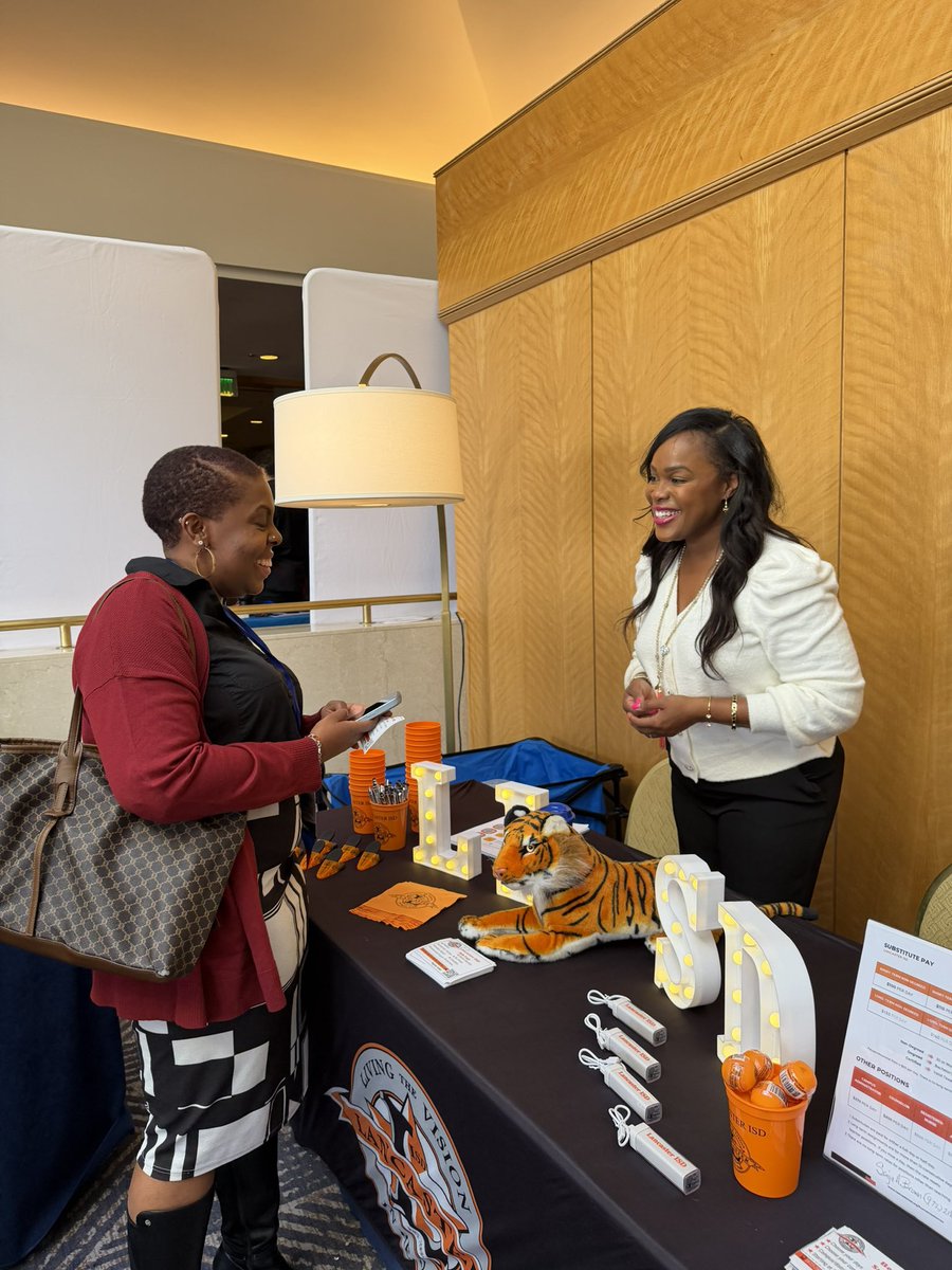 ShaneeCharles's tweet image. Making connections and finding the next @LancasterISD superstar!
#HRlife #leadershipinaction #HRleadership #recruitment