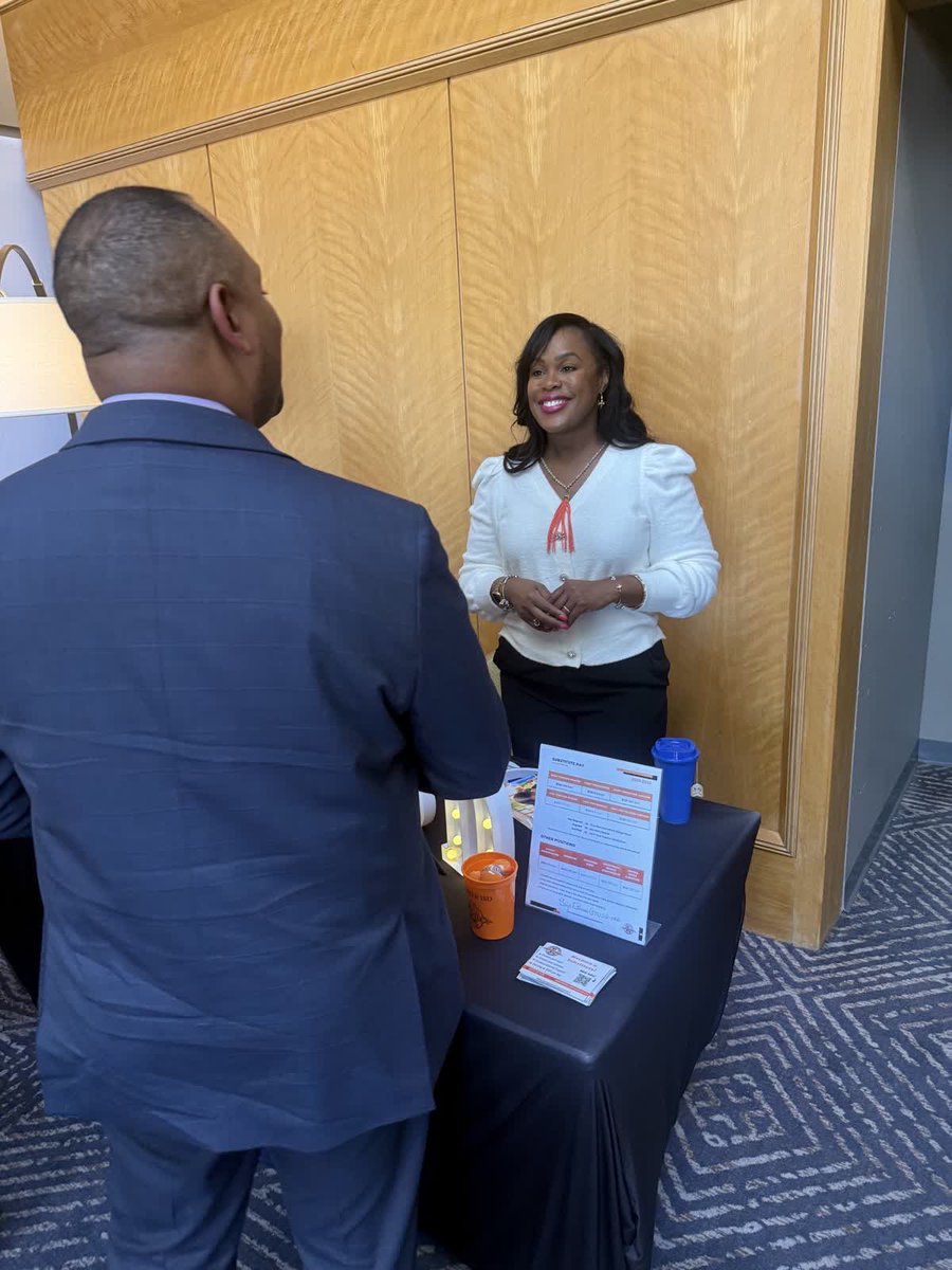 ShaneeCharles's tweet image. Making connections and finding the next @LancasterISD superstar!
#HRlife #leadershipinaction #HRleadership #recruitment