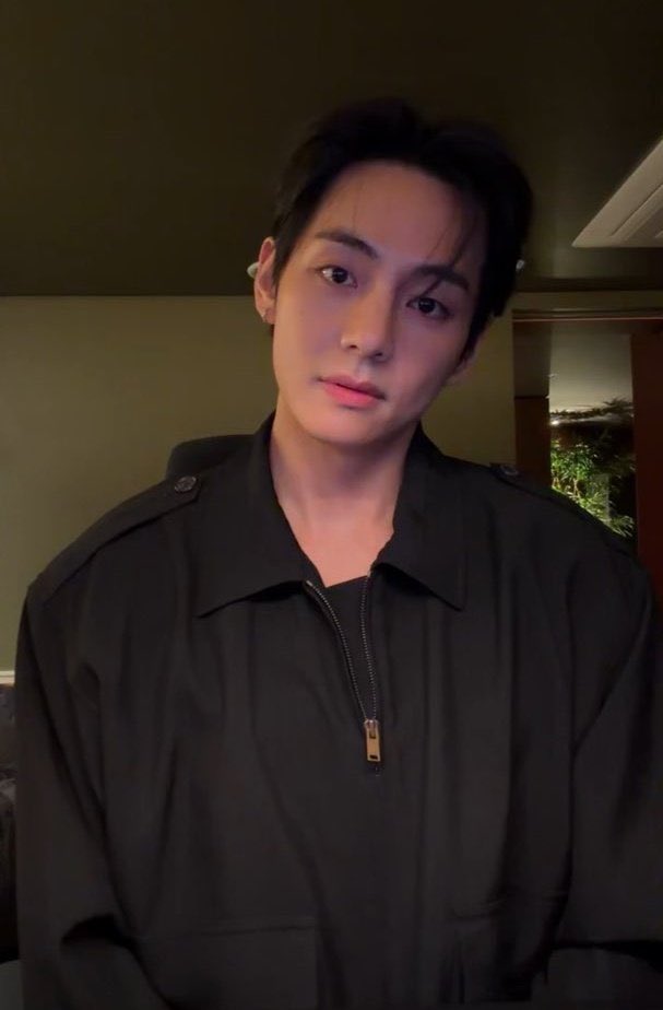 Despite feeling unwell at the moment and his busy schedule Taehyung still made time to come on live for us. No one loves his fans more than Taehyung does 

Reply with: 

WE LOVE YOU TAEHYUNG 
WE MISS YOU TAEHYUNG