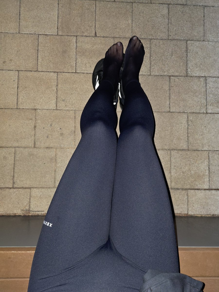 ilovestocking22's tweet photo. 2026년 러닝 첫 시작!! 젝시믹스 레깅스랑 70데니아 검정 발레타이즈 뭐가 더 좋아요? 전 당연히 발레 승!! #스타킹올 #레깅스 #타이즈 #스타킹 https://t.co/OpTBer513Q