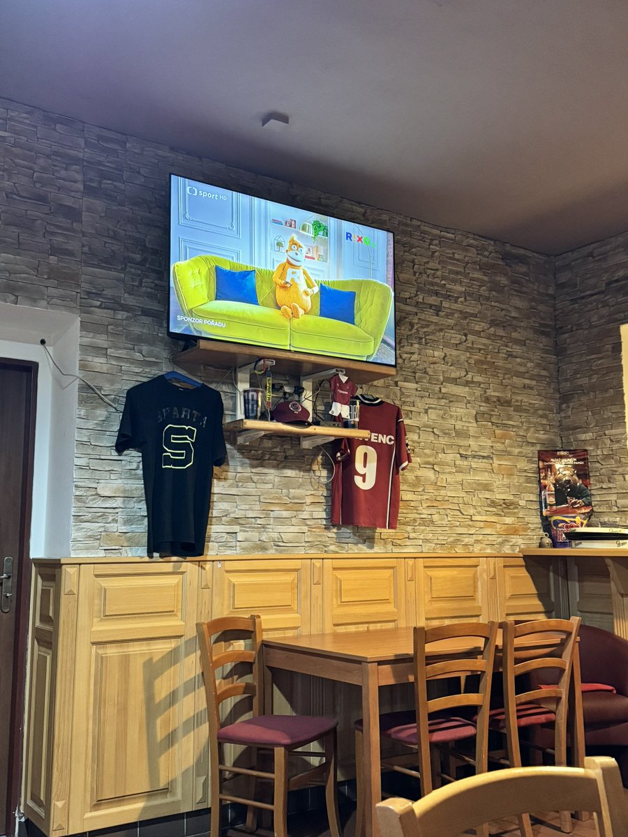 Ty vesnický hospody jsou občas zlo. Ale všichni si tykáme a máme se rádi…🤦🏻‍♂️😀