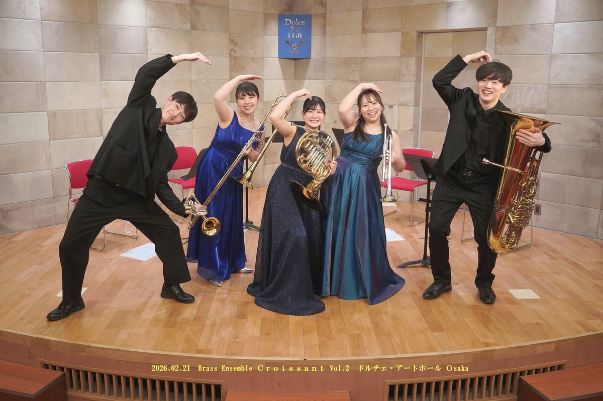 dorian2828's tweet photo. 記念撮影も一部どうぞ
まずはお淑やか編
クロワッサンのＣマークですね ( ^)o(^ )
5/3 島之内教会で公演を開催する Ｓｕｎａｖｅ Ｔｒｉｏ メンバーと合同で
ぼん部屋の仲間たちに祝福される風歌さん https://t.co/vRPH3uEolo